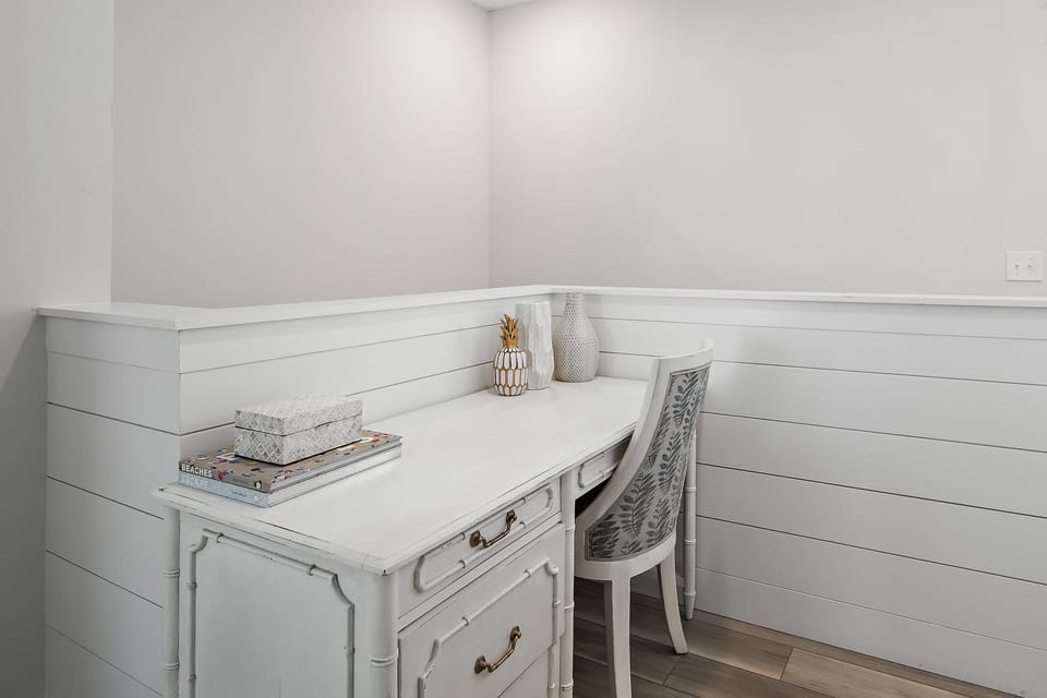 Upstairs desk area and high speed wi-fi