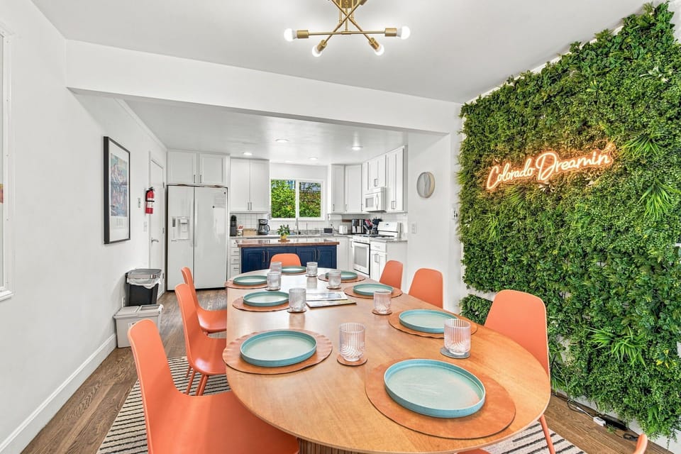 A bright and inviting dining space, perfect for enjoying meals together.