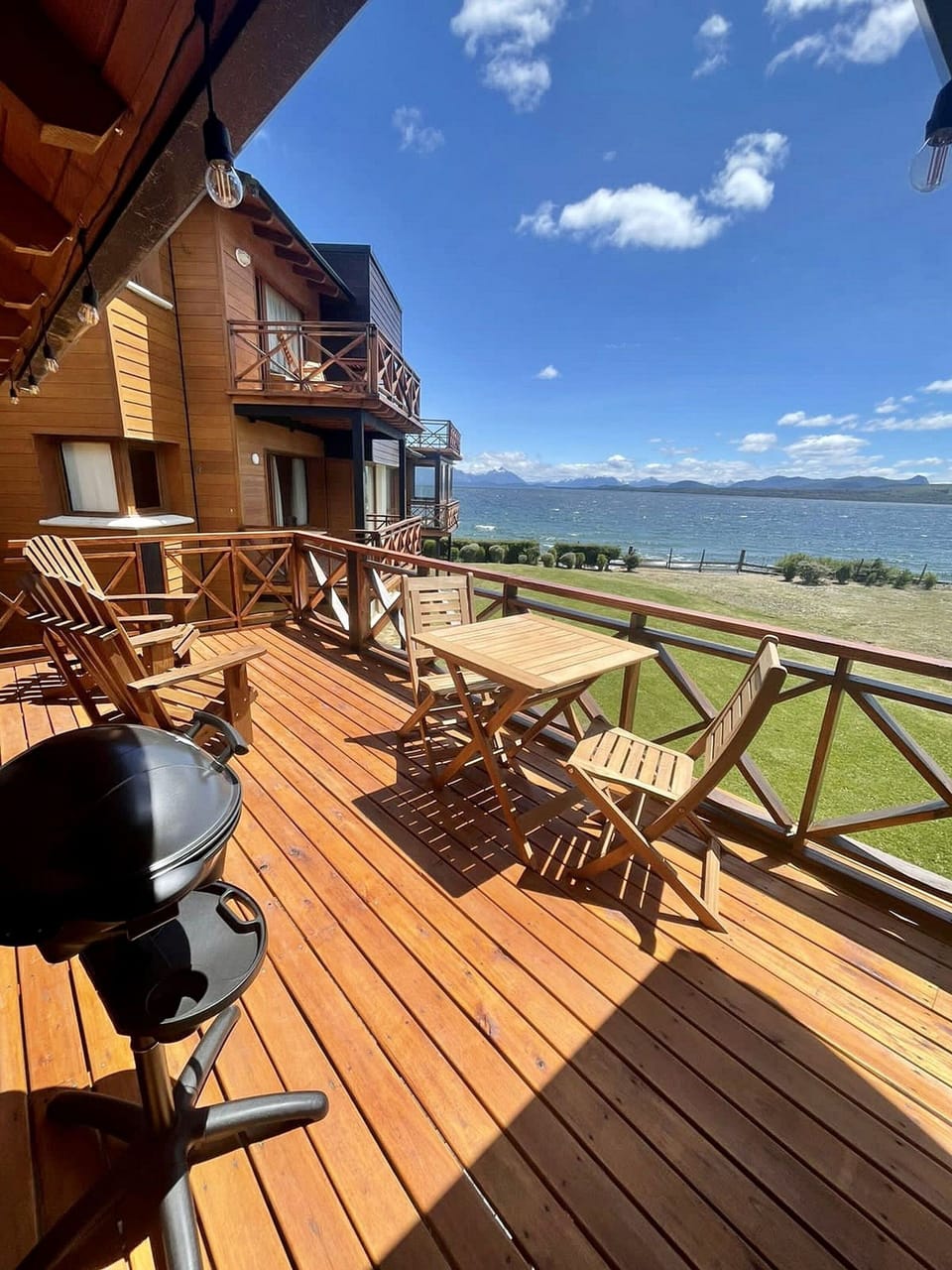 Balcony / Terrace,BBQ facilities,Lake view,Bird's eye view
