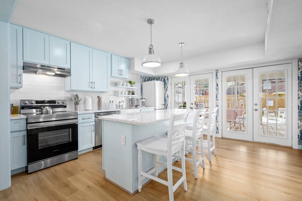 [Kitchen 1F] - Plenty of space for those who enjoy dining right in the heart of 