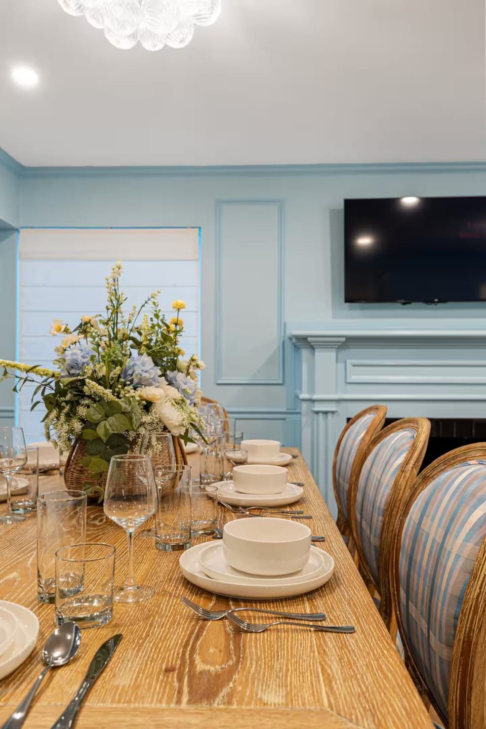 [Dining area - 1F] Charming dining room with a classic table and blue walls