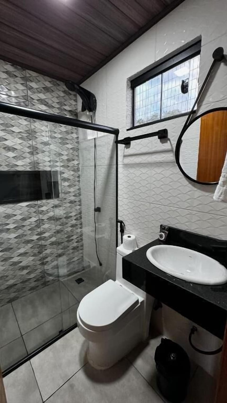 Standard Triple Room | Bathroom | Shower, bidet, towels, soap