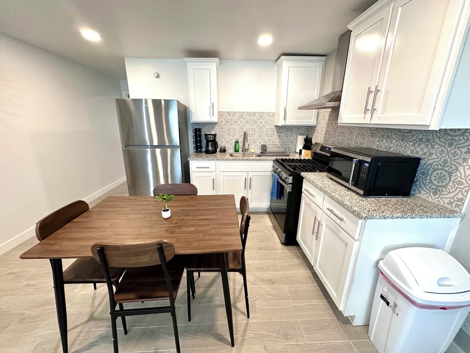 Full Kitchen with Dining Table