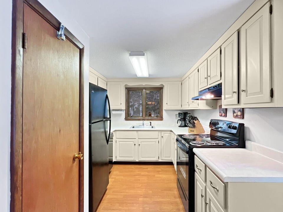Fully equipped kitchen with ample counter space and cabinetry for meal prep.