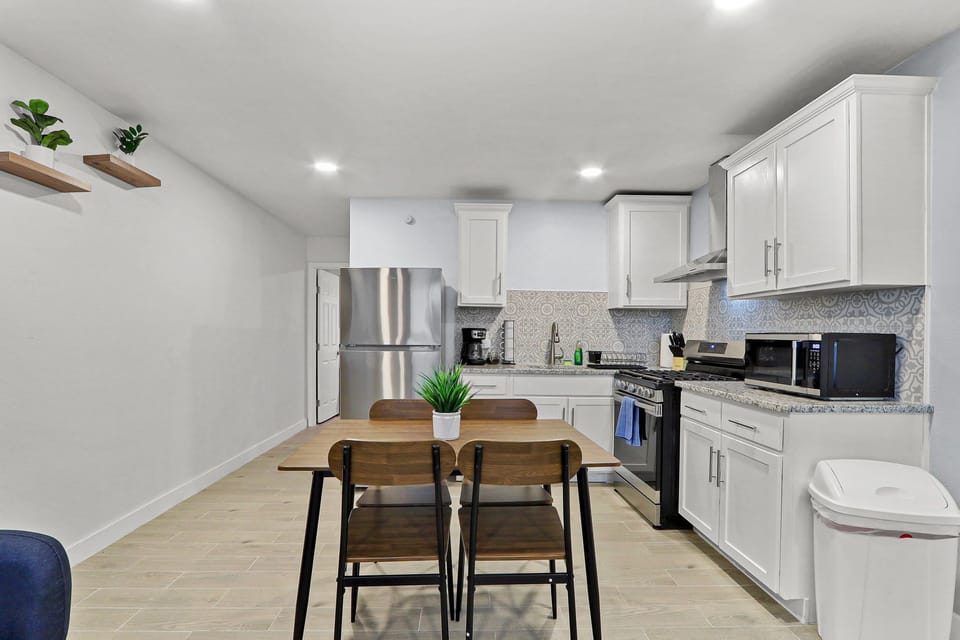Full Kitchen with Dining Table 