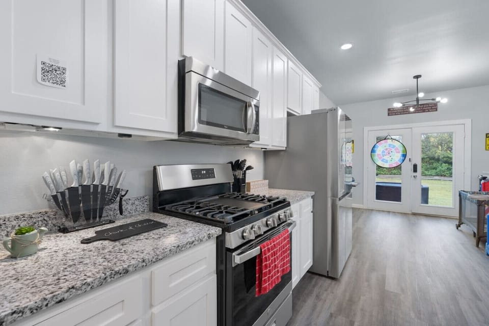 Fully equipped kitchen with all the necessary appliances to cook up a delicious meal!