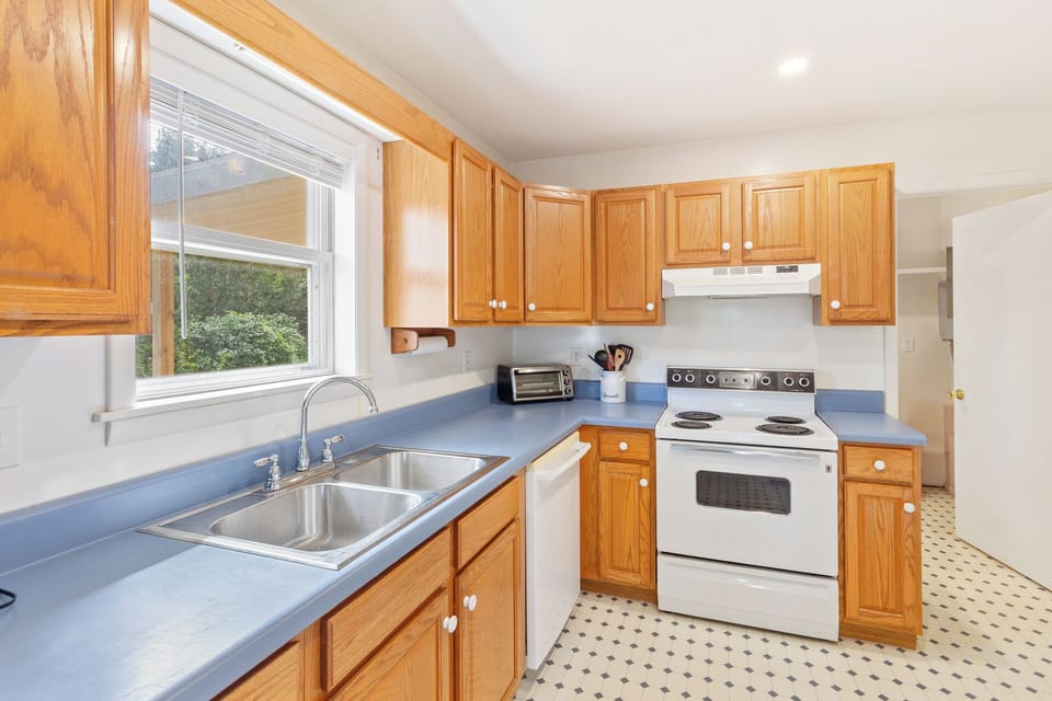 The fully equipped Kitchen makes daily meal prep a breeze!