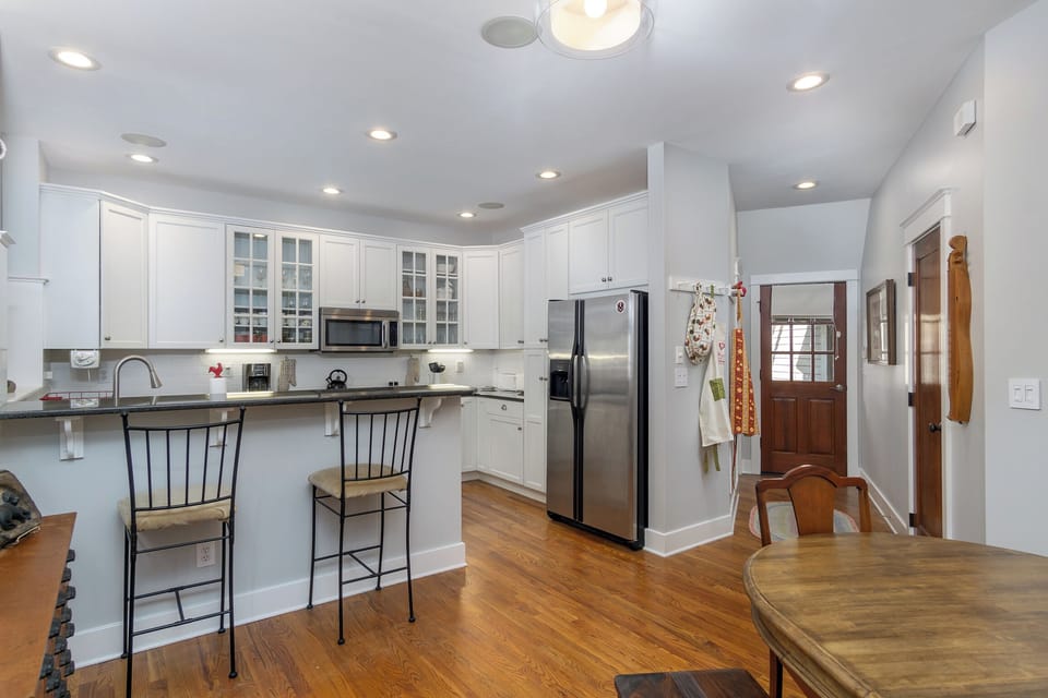 Dining area & breakfast bar seating for 2.