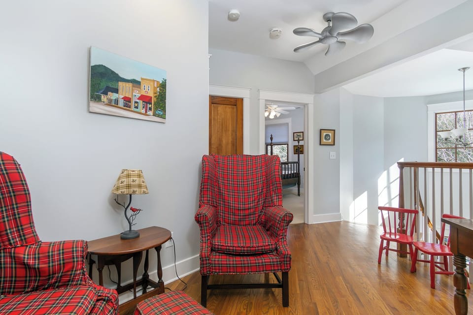 Upper-level sitting area.