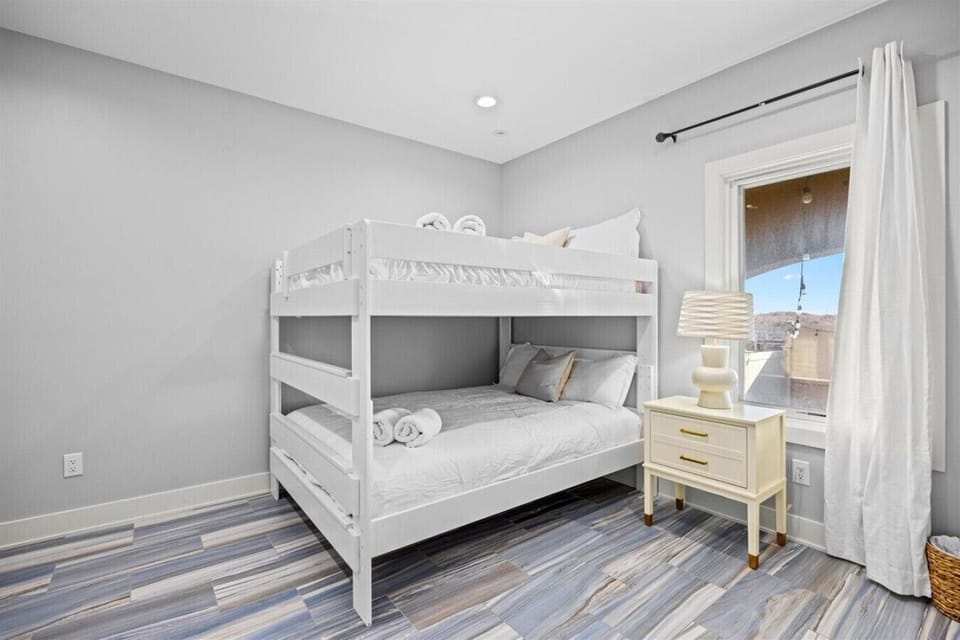 Luxury Bedroom with En-Suite Bath - Bedroom 1