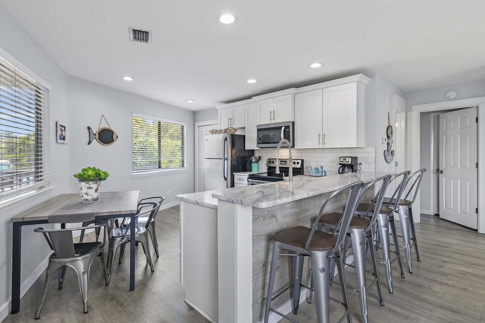 Eat-in kitchen bar seating