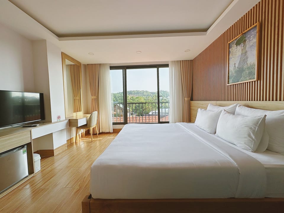 Deluxe Room, 1 King Bed | In-room safe, desk, blackout drapes, free WiFi
