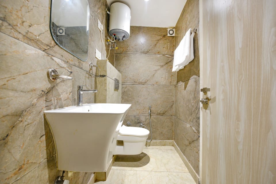 Deluxe Room | Bathroom | Shower, rainfall showerhead, free toiletries, towels