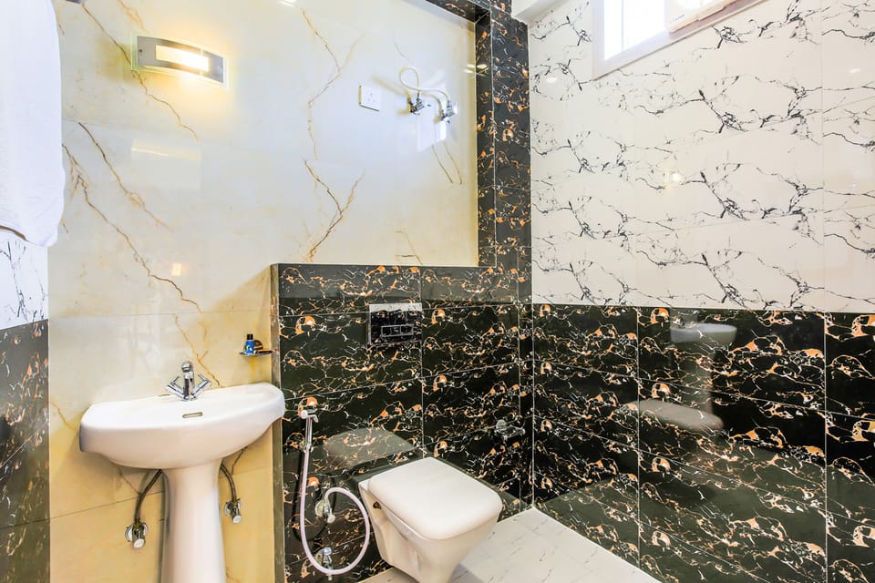 Premium Room | Bathroom | Shower, rainfall showerhead, free toiletries, towels