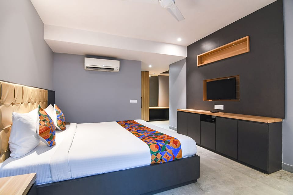 Egyptian cotton sheets, premium bedding, in-room safe, free WiFi