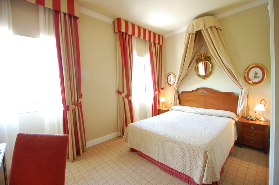 Standard Room | Minibar, in-room safe, desk, blackout drapes