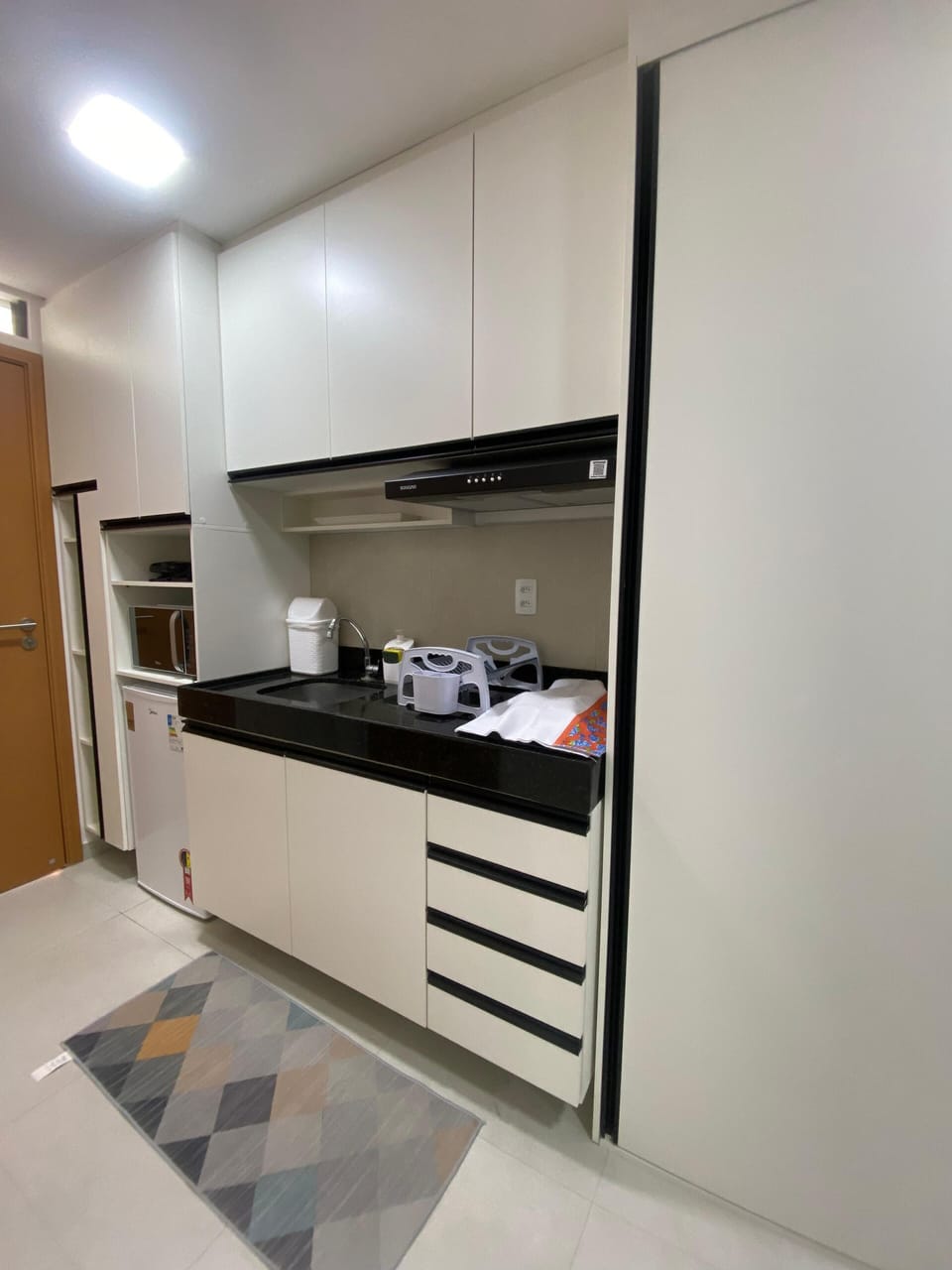 Comfort Studio, Balcony, Pool View | Private kitchen | Mini-fridge, microwave, stovetop, cookware/dishes/utensils