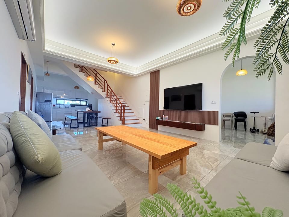 Comfort House, Courtyard View, Oceanfront | Living area | 50-inch Smart TV with digital channels, Netflix, streaming services