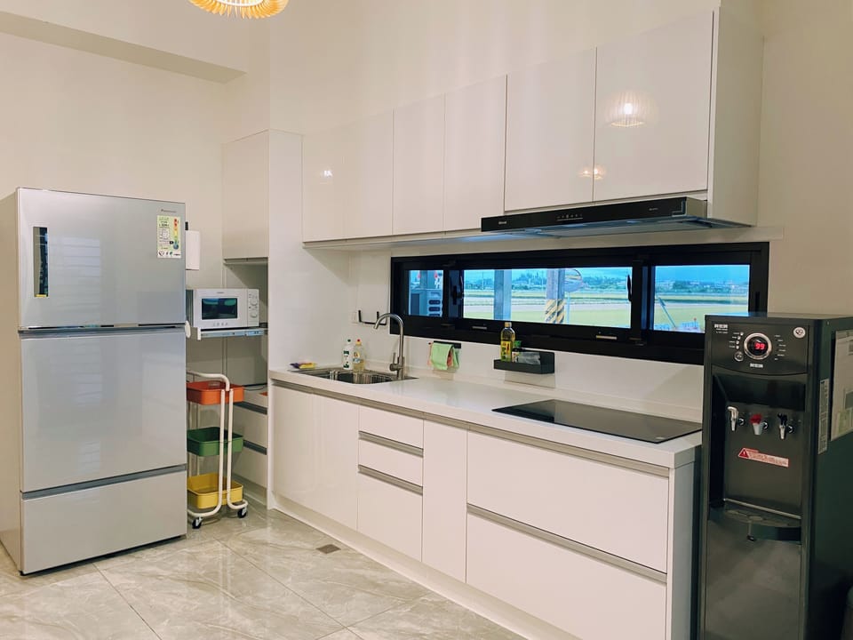 Comfort House, Courtyard View, Oceanfront | Private kitchen | Shared fridge, microwave, espresso maker