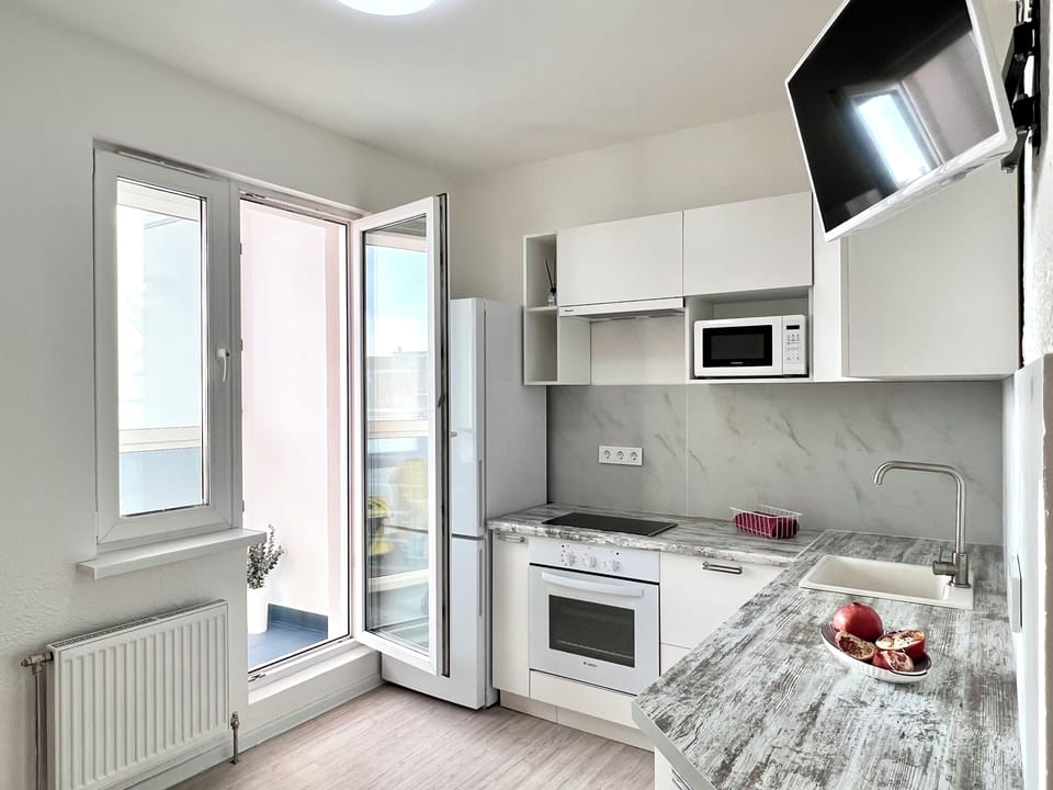 Full-size fridge, microwave, oven, stovetop