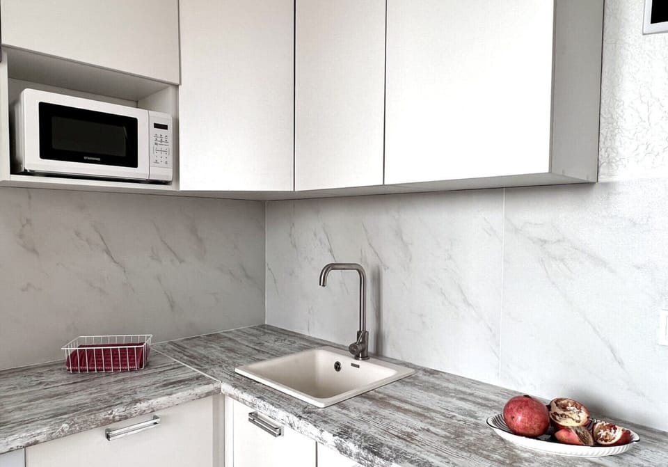 Studio, Courtyard View | Private kitchen | Full-size fridge, microwave, oven, stovetop