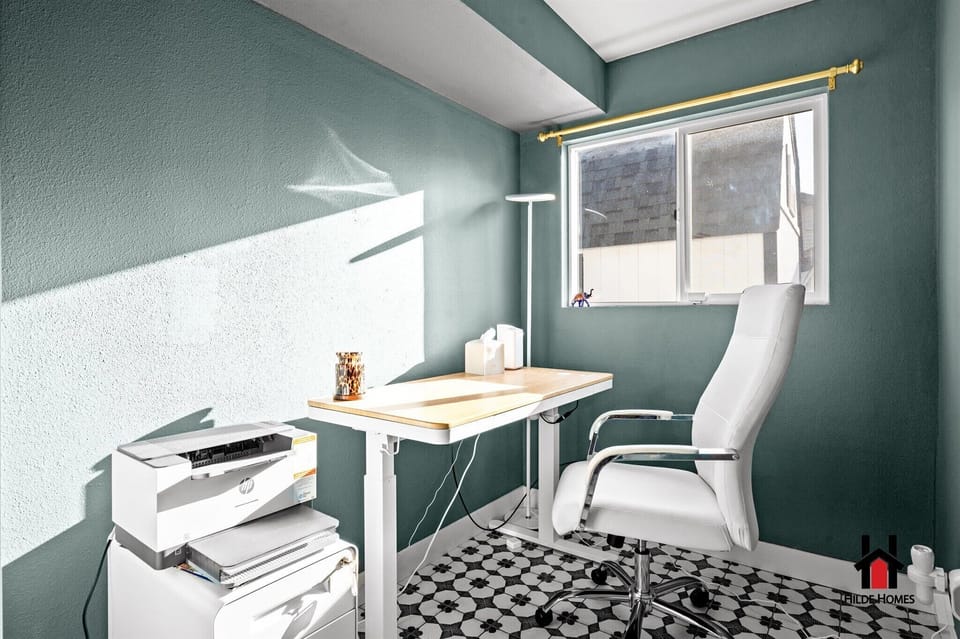 Dedicated workspace! The office with lots of light for a cheerful work session!