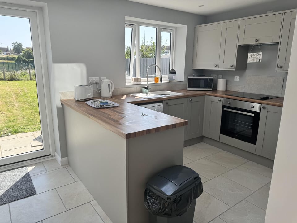 House | Private kitchen | Fridge, microwave, oven, stovetop