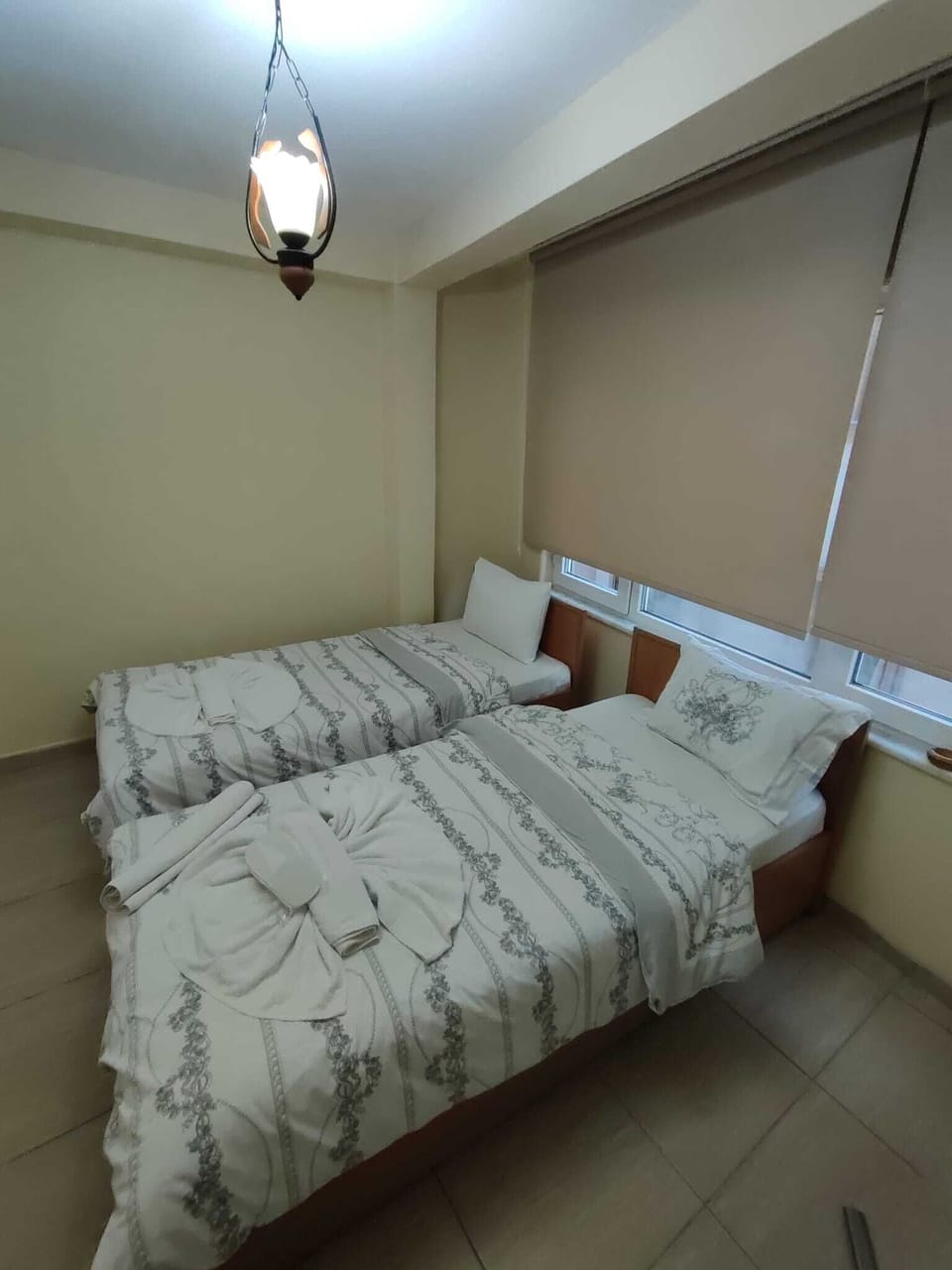 Economy Room | Minibar, bed sheets