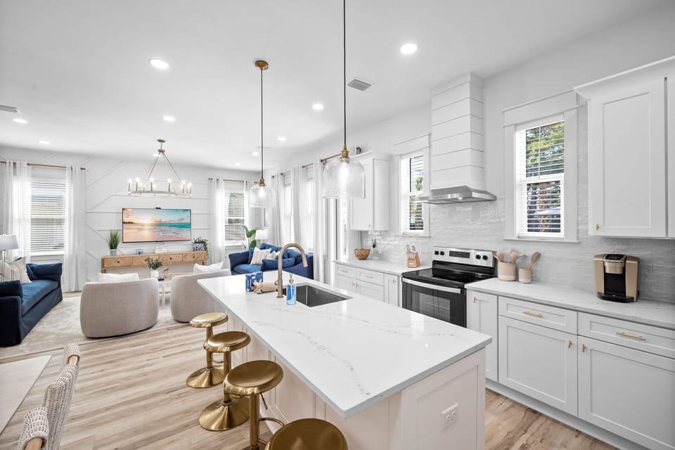 The crisp white tones of the kitchen and living room create an elegant atmosphere.