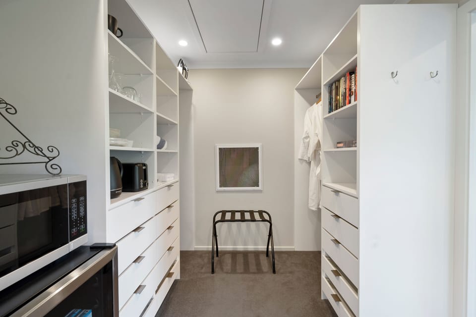 Luxury Studio Suite | Premium bedding, free minibar items, iron/ironing board