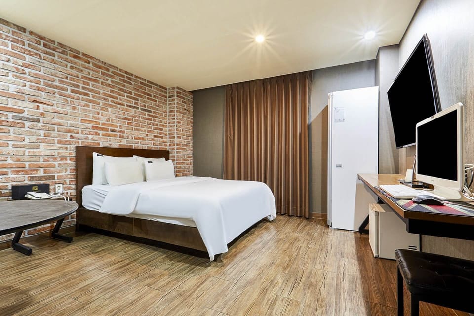 Business Double Room, 1 Double Bed, City View | Desk, laptop workspace, free WiFi