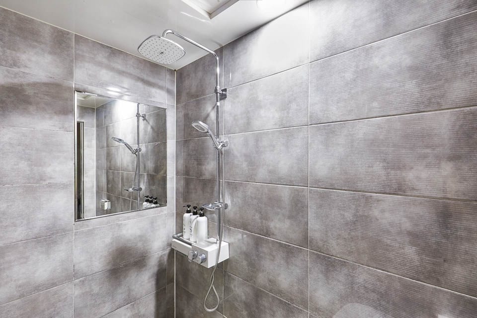 Business Double Room, 1 Double Bed, City View | Bathroom | Shower, free toiletries, hair dryer, towels
