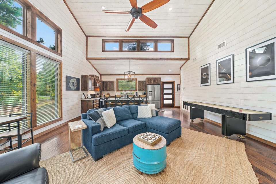 Rustic elegance is our cabin's style philosophy. Simple and uncluttered yet understatedly stylish.