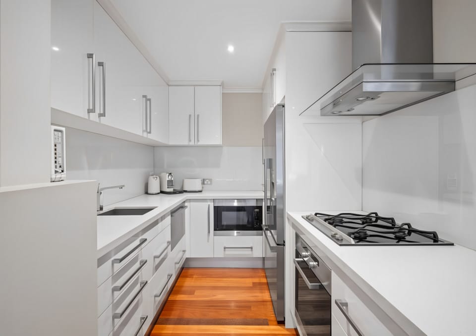 Superior Apartment, 3 Bedrooms, City View | Private kitchen | Full-size fridge, microwave, oven, stovetop