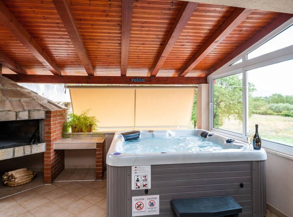 Apartment (Three Bedroom Apartment with Jacuzzi) | Pool