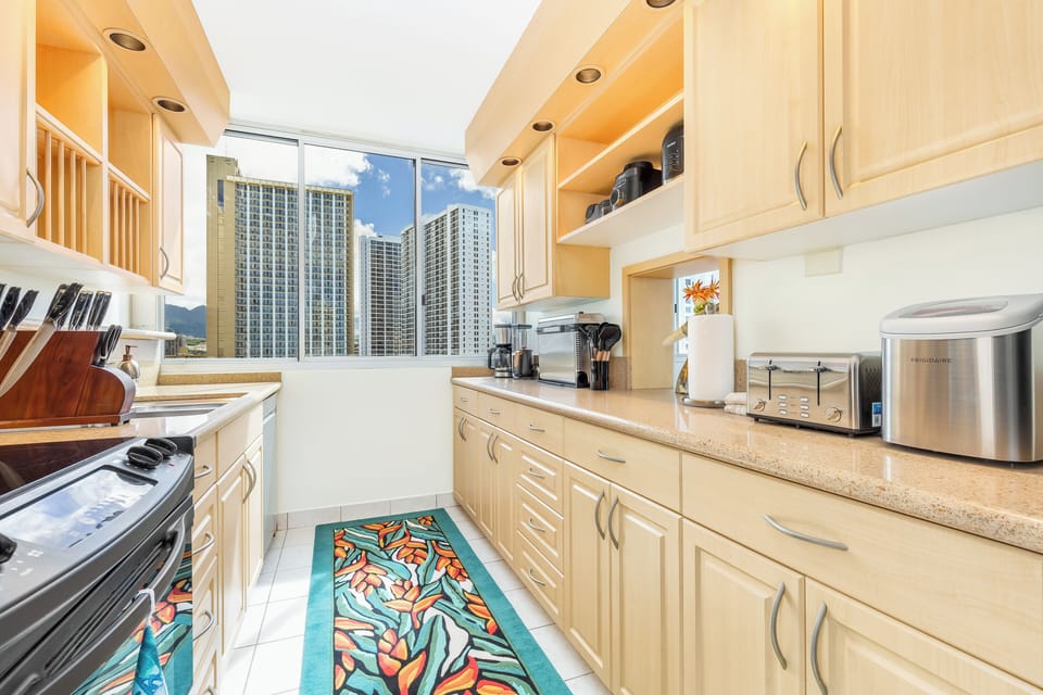 Discover the heart of the home with this fully equipped kitchen