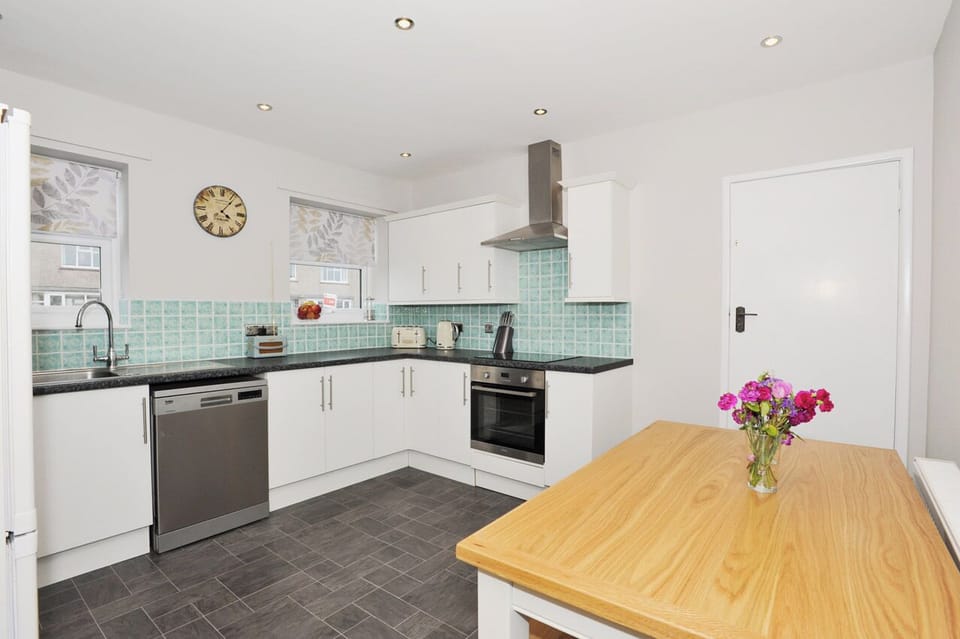 Fully equipped kitchen with breakfast table.