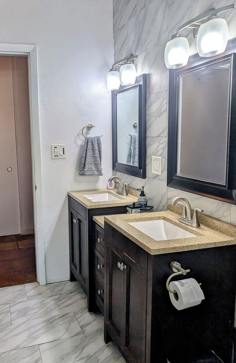 Modern bathroom with a double sink vanity, maximizing space and convenience (1)