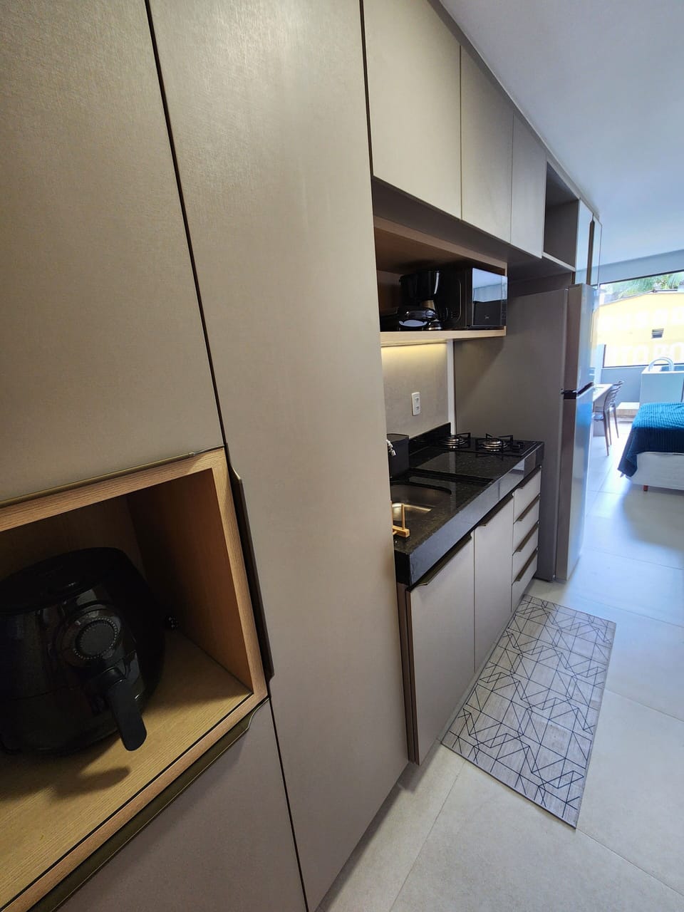 Premium Studio, City View | Private kitchen | Fridge, microwave, stovetop, cookware/dishes/utensils