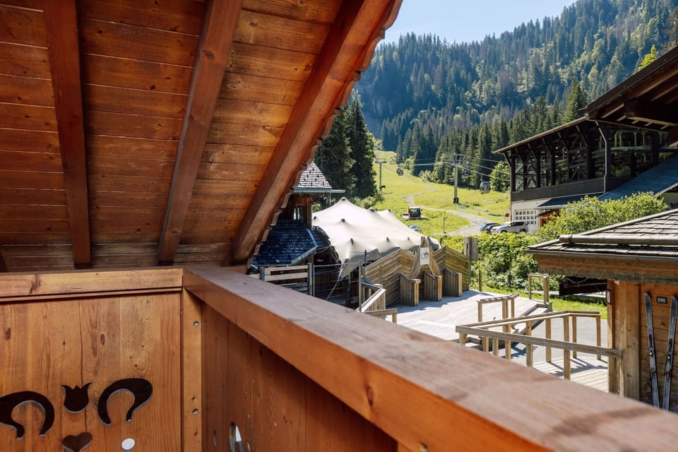 From the master bedroom upstairs, access the south-facing balcony. You can see the start of the Ardent gondola 50 metres from the chalet and the blue 'Parchets' piste. You can also see the 2 restaurants located 10 metres from the chalet, "Le Cosy" and "Happy Hour".