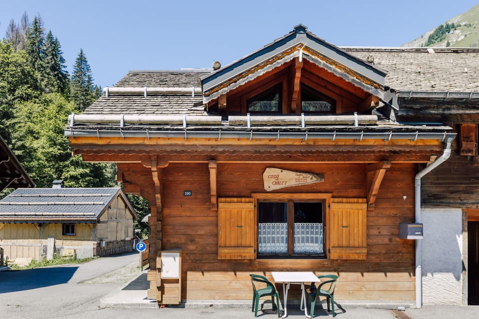 Chalet Le Cosy is a small semi-detached chalet in the heart of the hamlet of Ardent, in the commune of Montriond and at the foot of the Avoriaz and Portes du Soleil slopes. Ideal for mountain holidays, skiing, hiking and mountain biking!