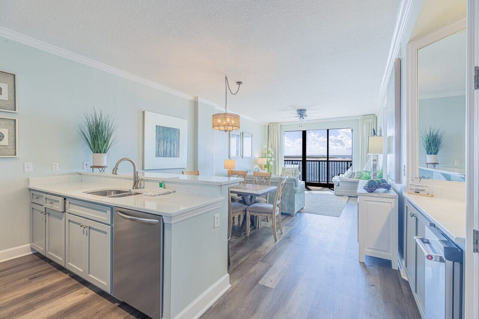 kitchen with wet bar and ice machine