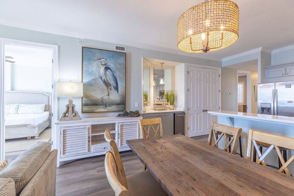 dining area with plenty of seating