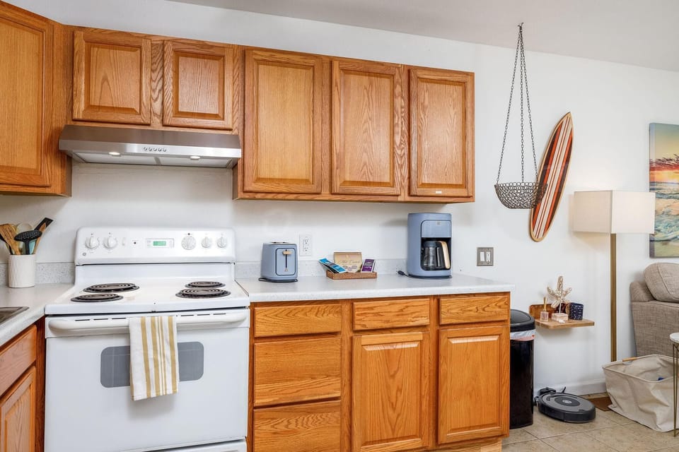Condo, 1 Queen Bed with Sofa bed (Kona Isle B3) | Private kitchen | Oven, toaster