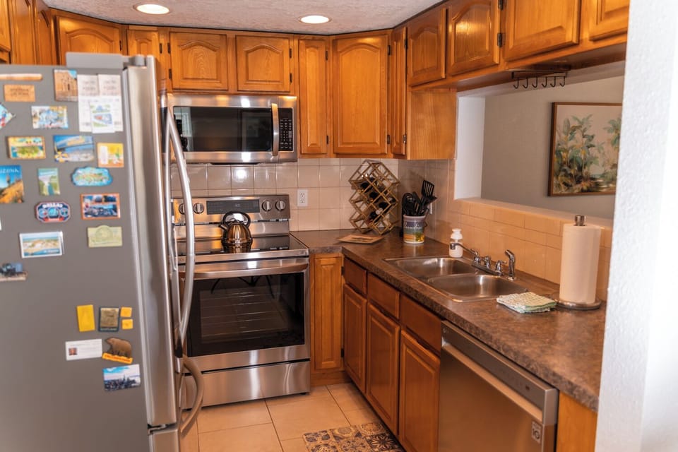 Comfort Townhome, 2 Bedrooms, Kitchen, Lake View | Private kitchen