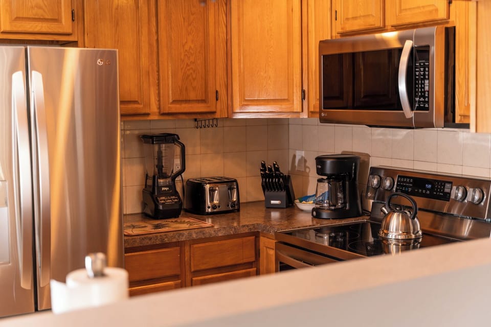 Comfort Townhome, 2 Bedrooms, Kitchen, Lake View | Private kitchen