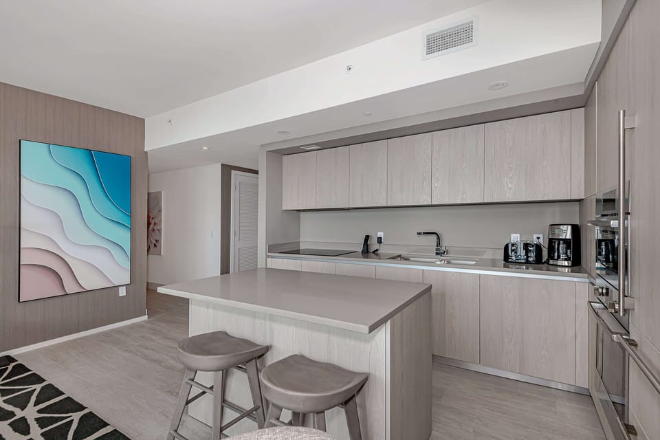 Luxury Apartment, 3 Bedrooms, Balcony, City View | Private kitchen | Microwave, coffee/tea maker