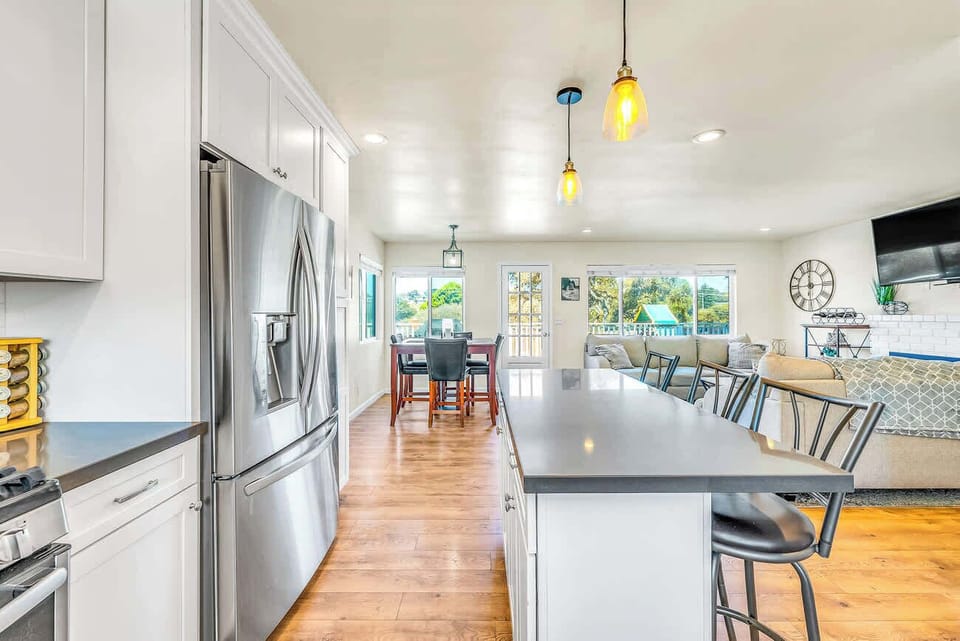 Fully equipped kitchen in open concept layout. Get meals on the dining table in seconds