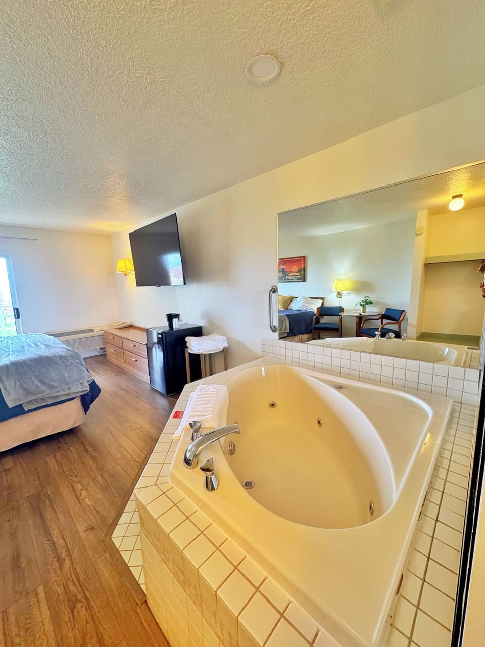 Room, 1 King Bed, Jetted Tub, Lake View | Jetted tub