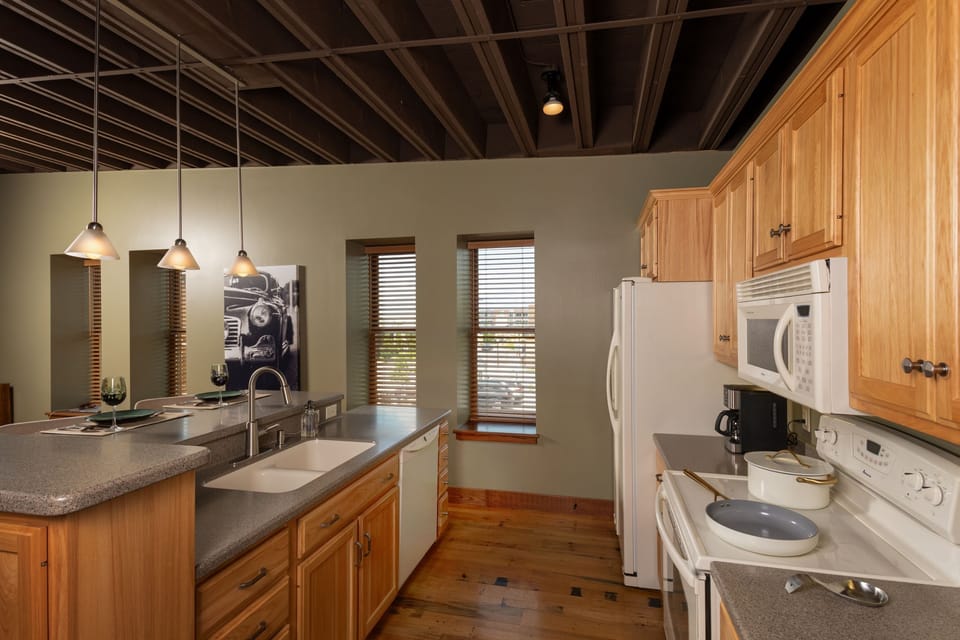 Full-size fridge, microwave, oven, stovetop